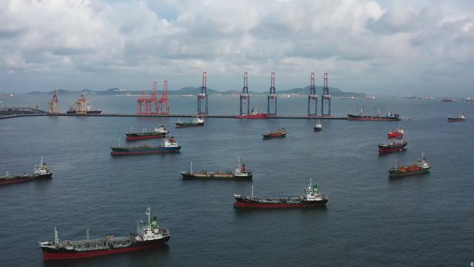 在海港运输液化石油气和油轮的船舶