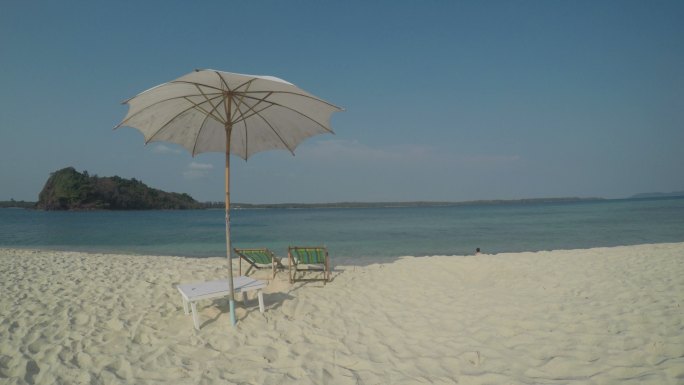 热带岛屿上的沙滩伞