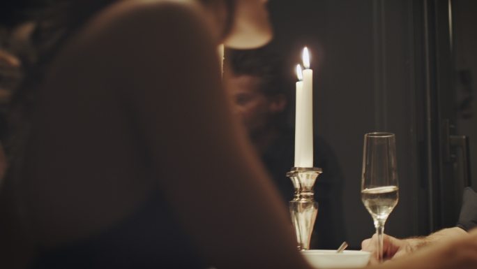 一对情侣正在享用浪漫的烛光晚餐