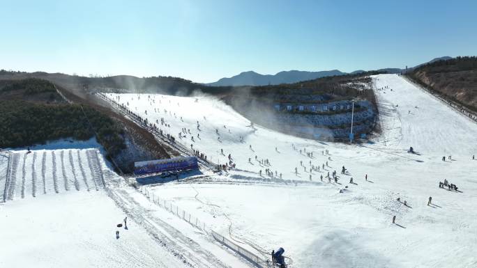 济南冬季滑雪雪野湖滑雪场航拍4k