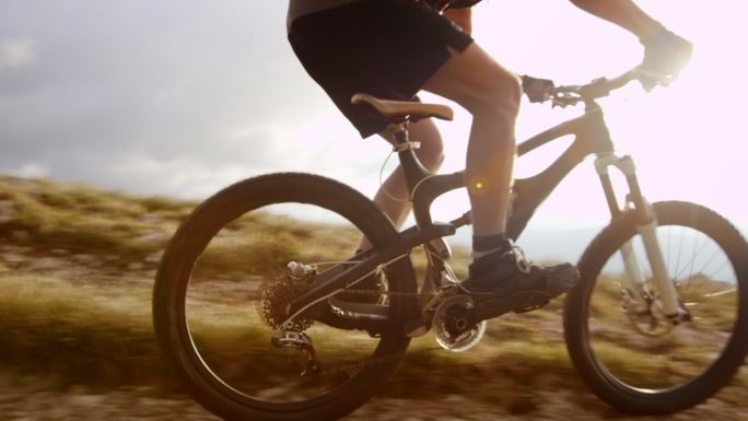 山地自行车手骑车极限运动登山励志