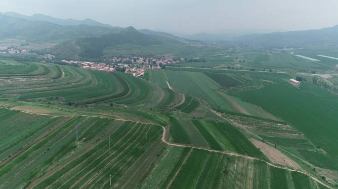 内蒙草原上的优美的小山村4K航拍素材