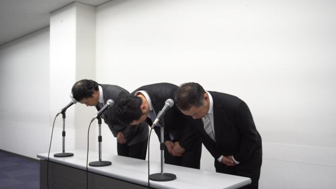 道歉的三个男人日本人的谢罪道歉鞠躬道歉岛