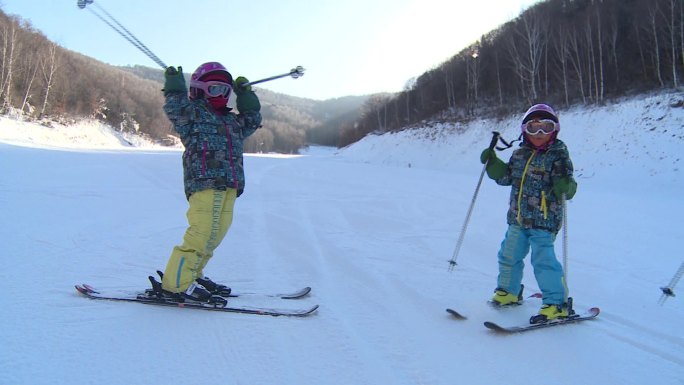 儿童滑雪场滑雪嬉戏