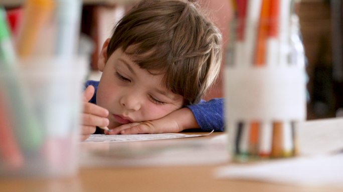 小男孩正在做作业学龄前儿童学习写字