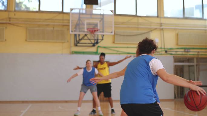 女子篮球比赛外国人锻炼培训