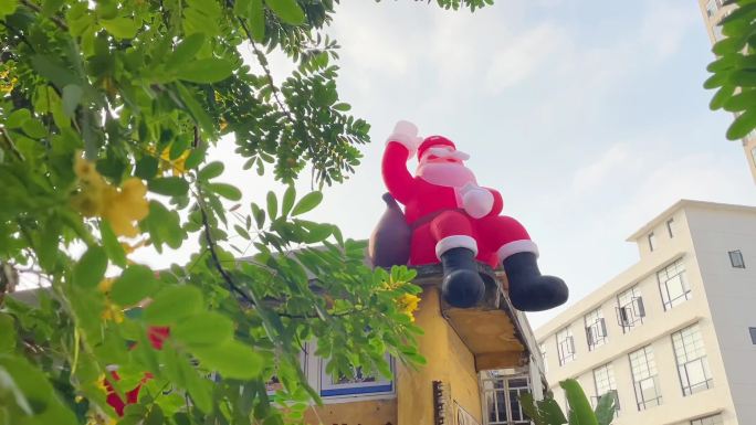 坐在屋顶上的圣诞老人气球