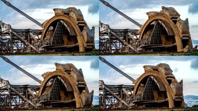 大型斗轮挖掘机在褐煤露天矿挖掘褐煤。