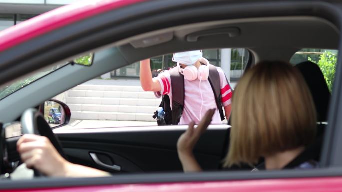 一个男孩走进他母亲的车，两人都戴着口罩