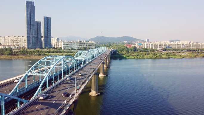 韩国首尔市，一辆汽车在横跨汉江进入乐天世界大厦的大桥上行驶，鸟瞰图