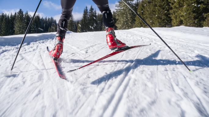 滑雪运动员登山享受极限
