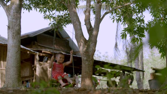 老挝乡村的孩子在玩秋千
