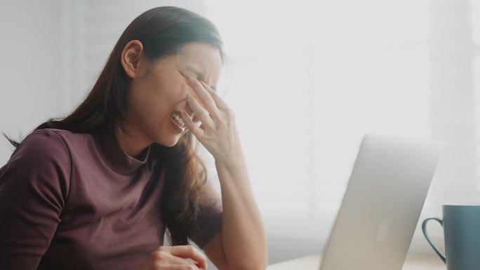 严肃的女人使用笔记本电脑