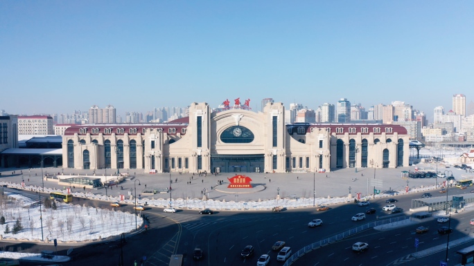 【4K超清】航拍哈尔滨火车站雪景十字路口