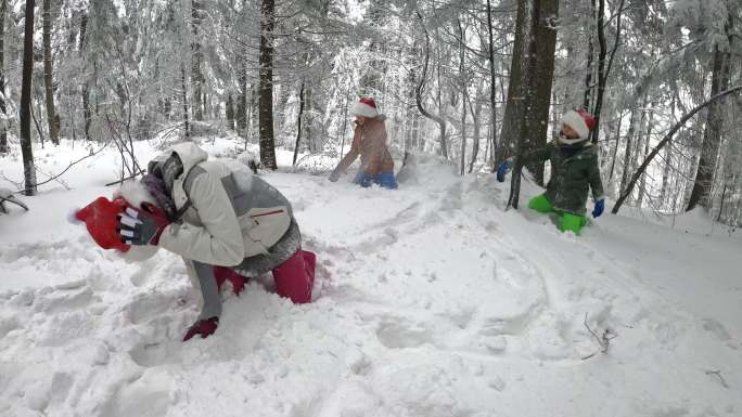 三个孩子穿着圣诞装打雪仗
