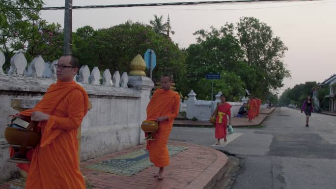 老挝琅勃拉邦的和尚在收布施