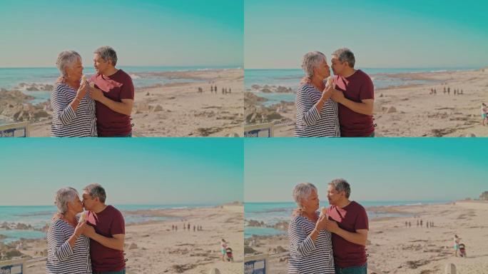 一对老年夫妇在海滩吃冰淇淋筒