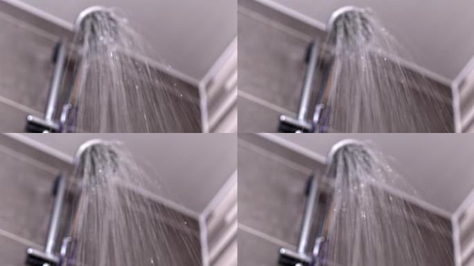 淋浴喷头的水流动。