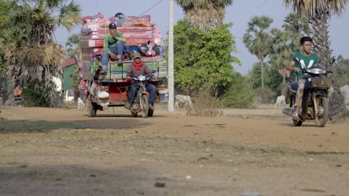 柬埔寨农村运货的三轮摩托车