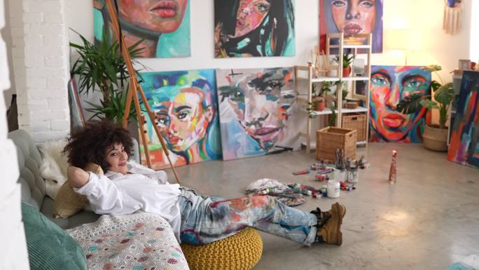 年轻的女艺术家油画工作室画师画室