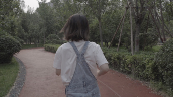 女性女人女生唯美走路奔跑背影慢动作视频素材