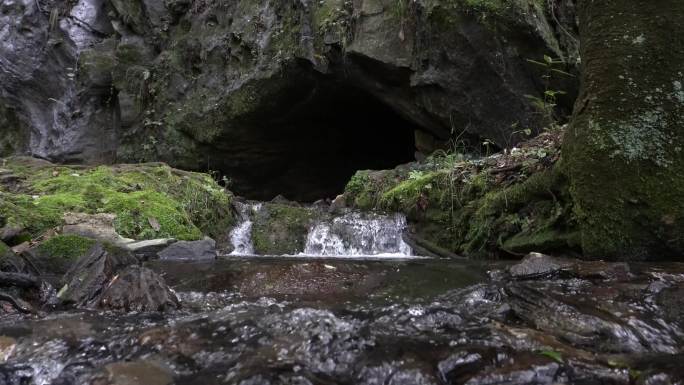 【4K】户外山间流水洞穴