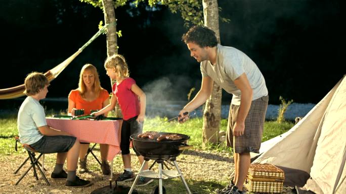 一家人在露营地烧烤