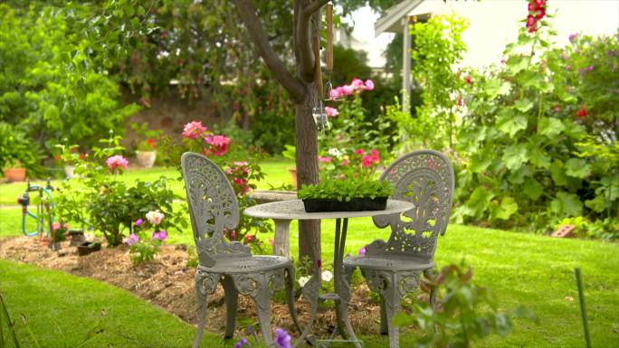 花园里的桌椅花园种花午后休闲