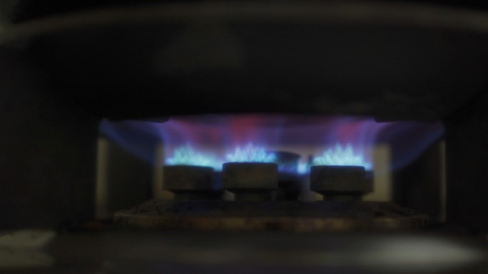 厨房的炉火煤气