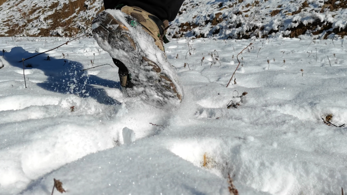 雪地里男人的脚步升格慢动作雪地里迈步