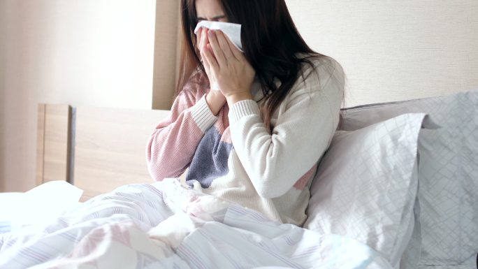 感冒的女人新冠阳性感染流感流鼻涕