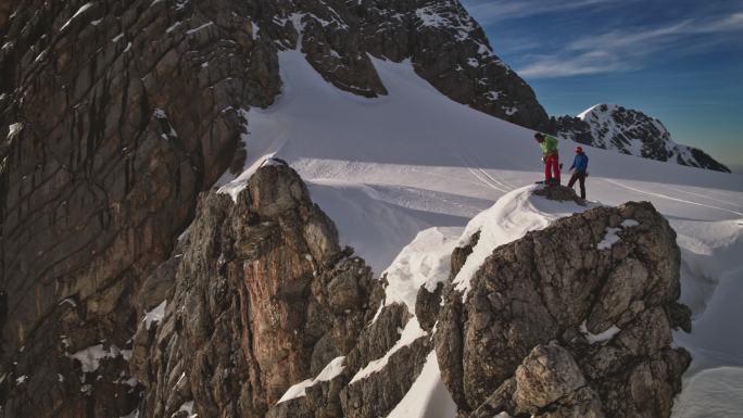 成年男子准备爬山极限运动视角冬季岩石物体