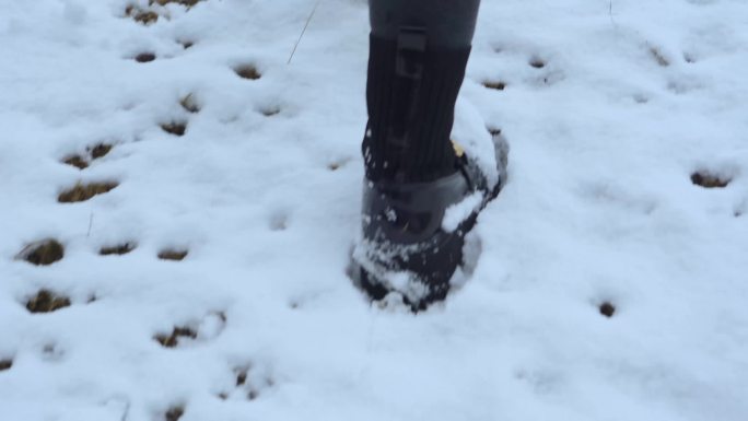 女生雪地散步走在雪地上雪地行走脚印特写