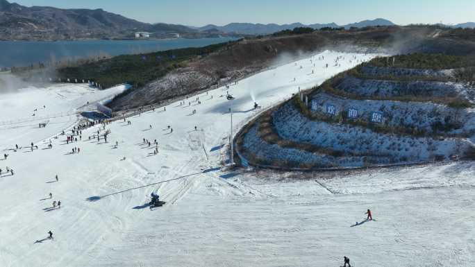 济南冬季滑雪雪野湖滑雪场航拍4k