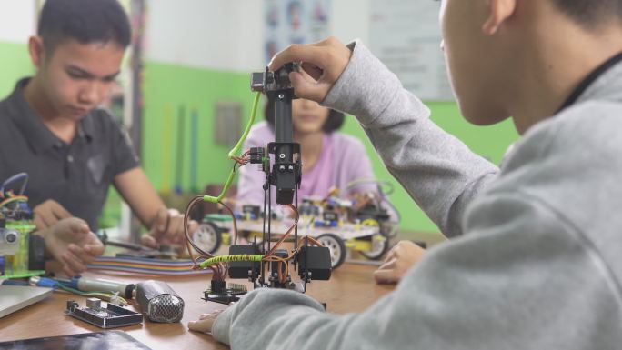 聪明的学生建造一个小型机器人手臂