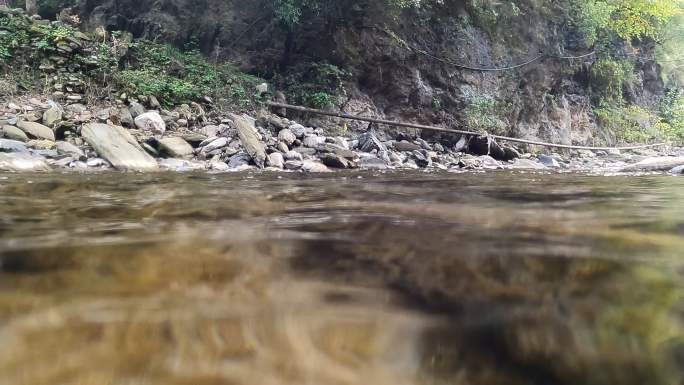 【4K】户外河流镜头逐渐入水