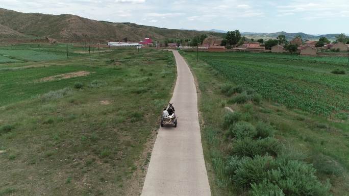 草原公路上的毛驴车  原航拍素材