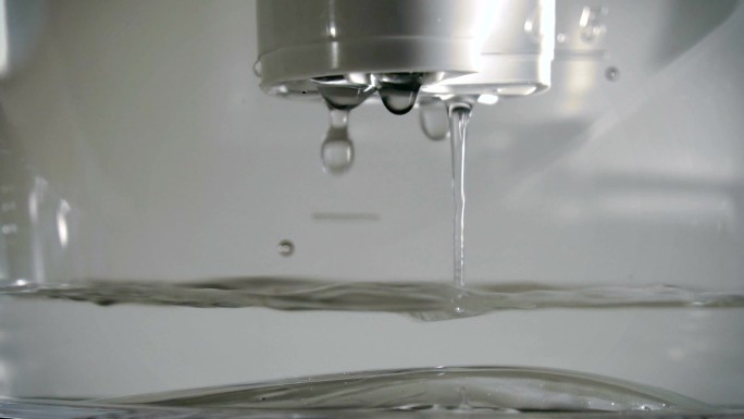 过滤水特写纯净水过滤净化净化器厨房用水