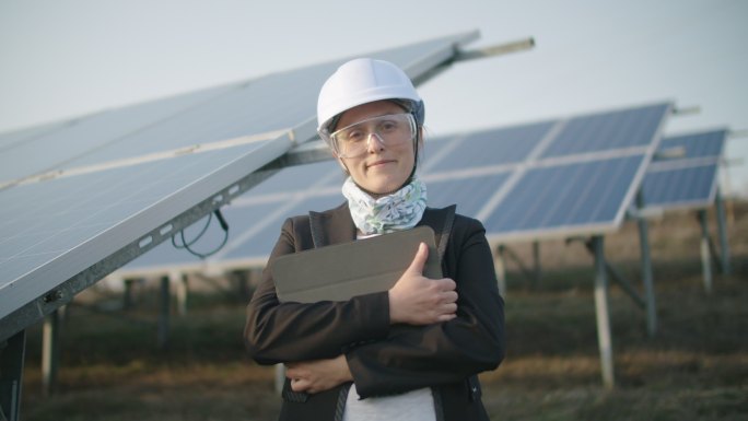 在太阳能电站现场工作的维护工程师的肖像。
