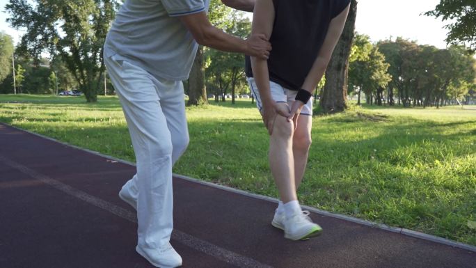 老年男子因运动膝关节损伤而疼痛