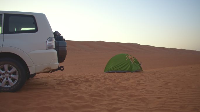 他们在沙漠里露营沙漠地区狩猎旅游