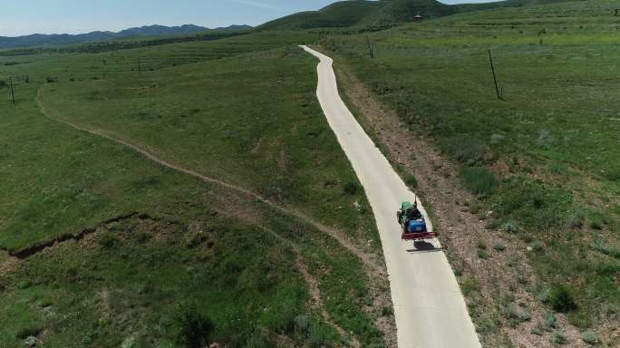 草原公路上的拖拉机 原航拍素材