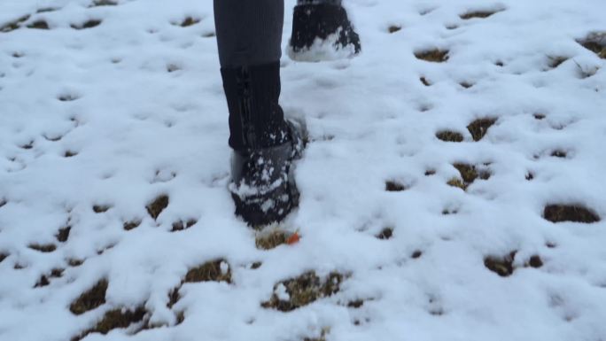 雪地行走散步地上脚印踏雪前进