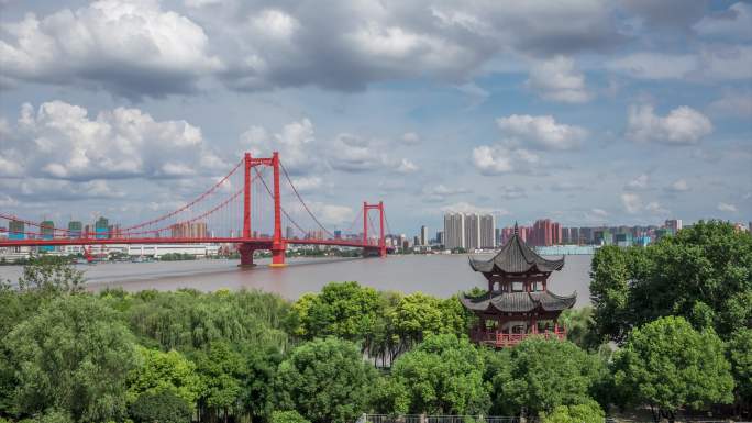 武汉市鹦鹉洲长江大桥与烟波亭蓝天白云