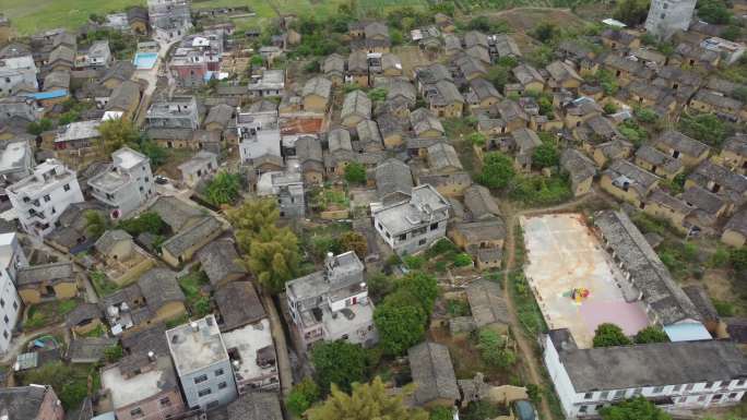 航拍农村没人居住的一整片瓦房土屋