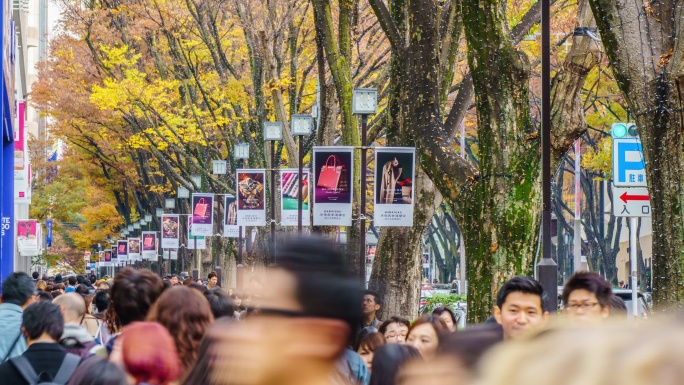 人群穿过马路车水马龙城市街头人来人往人流