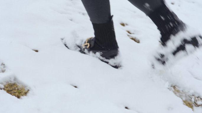 美女雪地中踏雪行走打雪仗雪地脚印奔跑
