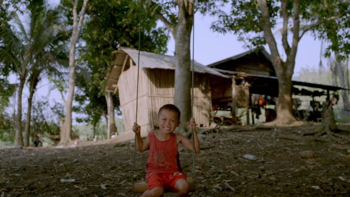 老挝乡村的孩子在玩秋千