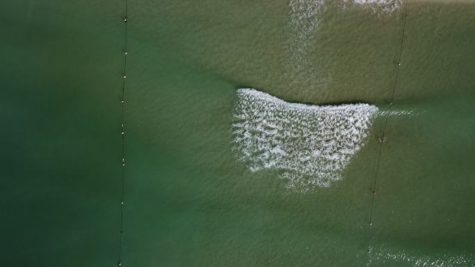 航拍白色海浪涌向沙滩