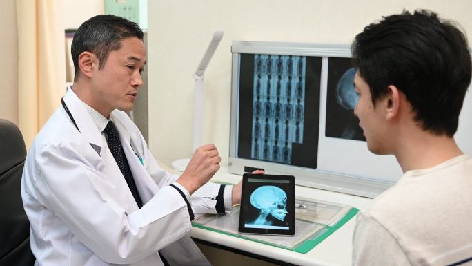 医生在数字平板电脑上显示患者x射线